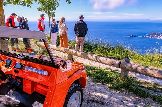 Discovery of the city of Nice by electric Méhari - Port de Nice: pointus boats, yachts, and that postcard basin feeling