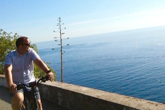 Fantastic Villefranche's Bay & Cape - E-Bike Tour from Nice - Villefranche-sur-Mer: colorful lanes, stairs, baroque corners, and Rue Obscure