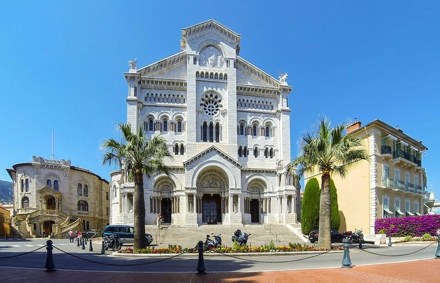 From Nice: Full-Day Best of the Riviera - Guides and group size: why your experience can vary
