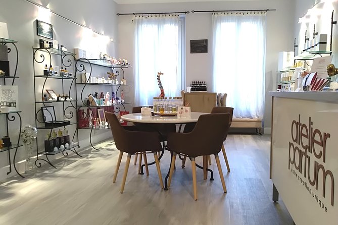 Perfume Workshop - Getting Started at Rue du Congrès and Settling In