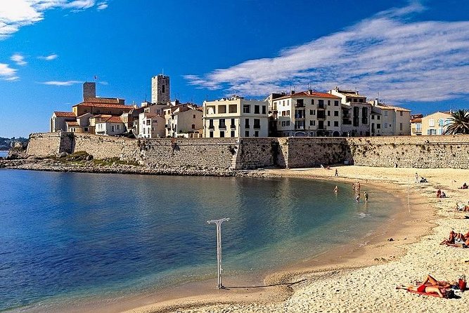 Private Half-Day Trip: Cannes and Antibes from Nice by Minivan - Juan-les-Pins: a quick coastal taste tied to the swinging sixties