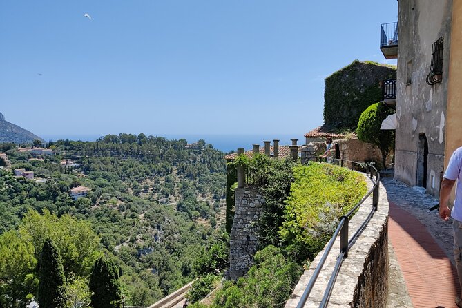 Visit of the Medieval Village of Èze - Stop 3: Chemin de la Chapelle and the Holy Cross stop